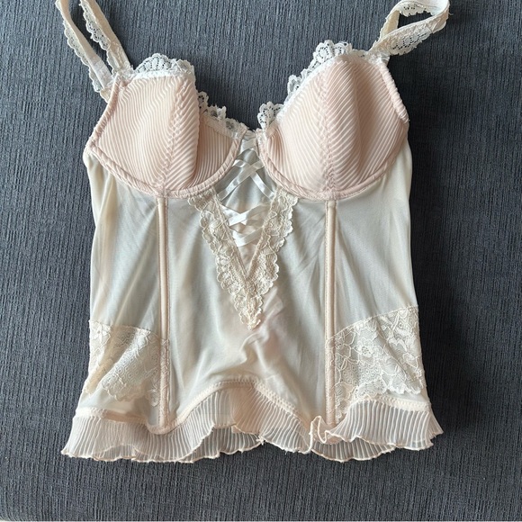 Elegant Lace Trimmed Corset in Cream - Picture 2 of 3